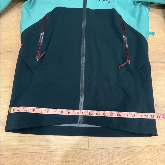 Arc’Teryx Rush snowboarding/ski jacket - Picture 10 of 10